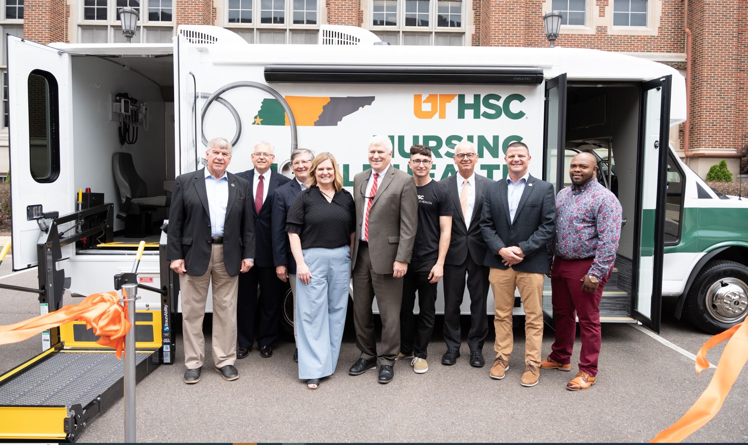 mayorsmobilehealthforweb Officials at mobile health unit